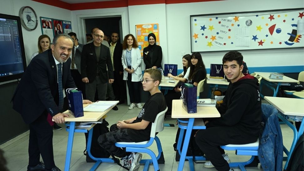 Bursa Büyükşehir Belediye Başkanı Alinur Aktaş Gençlerle Kariyer Günlerinde Buluştu